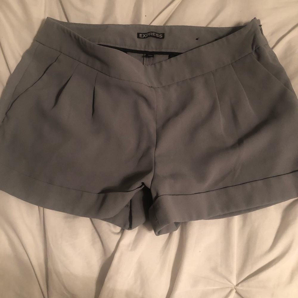 Pleated cuffed shorts